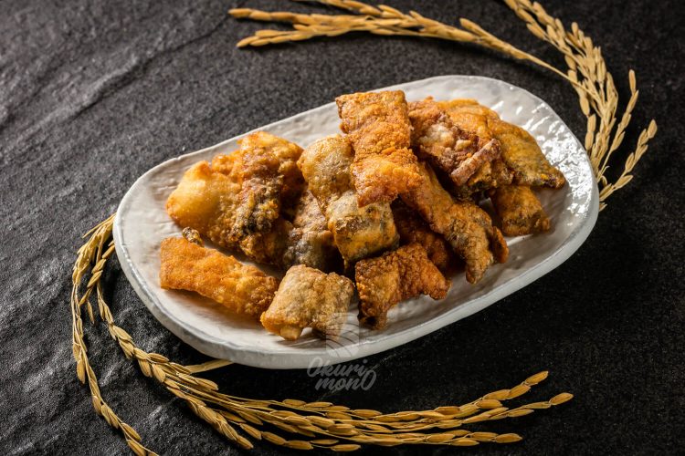 Da Cá Hổi Tẩm Bột Chiên Karaage - Salmon skin with karaage powder