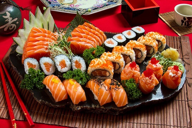 Sushi và Sashimi Giống và Khác Nhau Như Nào