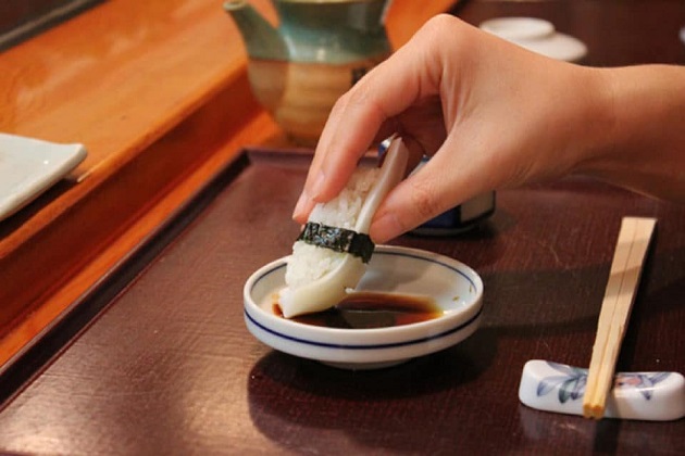Khi ăn nigiri sushi, ngón tay cái chạm vào cá trong khi ngón trỏ và ngón giữa giữ cơm.