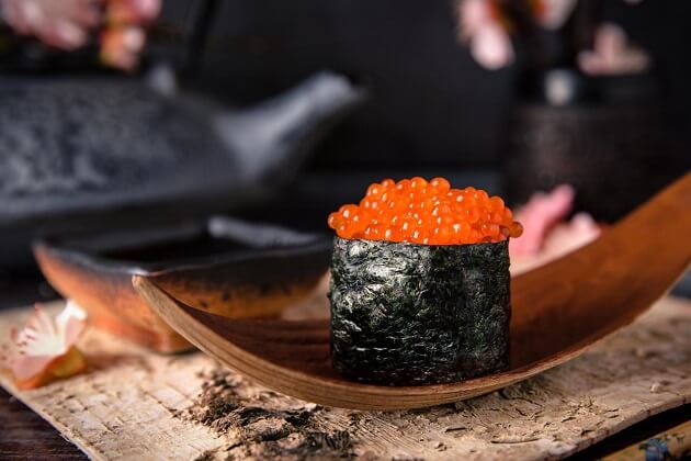 cách làm sushi với trứng cá hồi