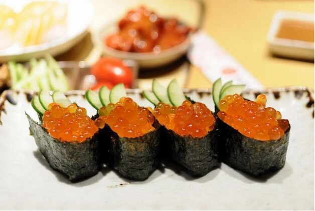 làm sushi trứng cá hồi